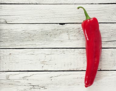 ahşap arka plan üzerinde kırmızı tatlı biber