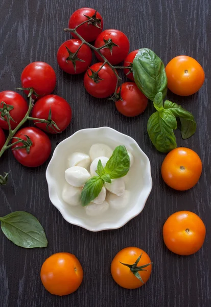Mozzarella, tomate cereja e manjericão — Fotografia de Stock
