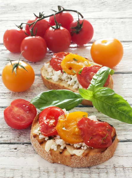 Torradas com queijo mole e tomate cereja — Fotografia de Stock