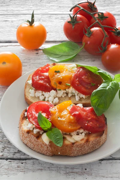 Pane tostato con formaggio morbido e pomodorini — Foto Stock