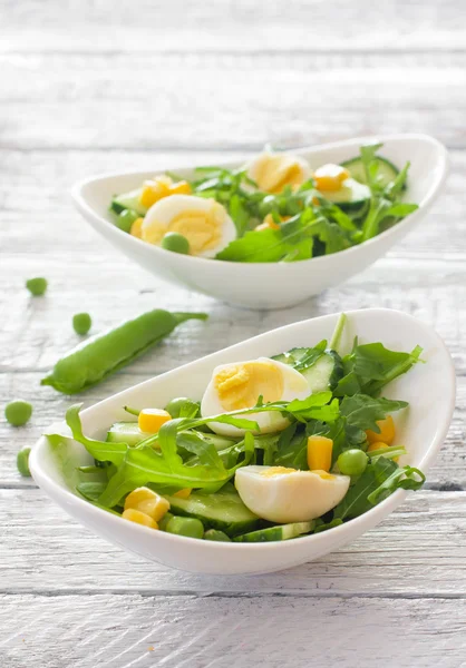 Roka, salatalık ve yumurta ile sebze salatası — Stok fotoğraf