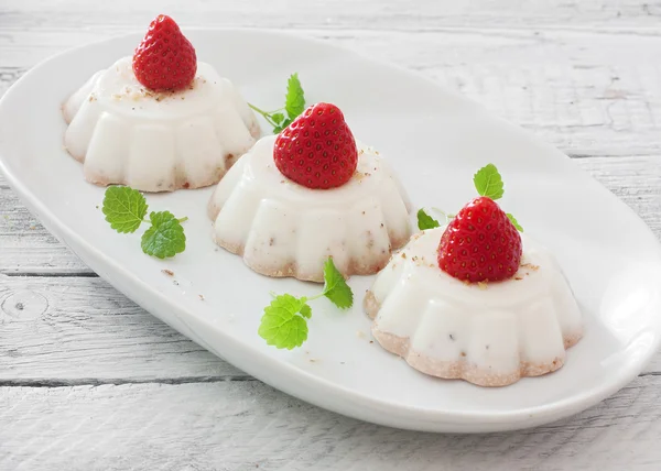 Cream jelly dessert with strawberries — Stock Photo, Image