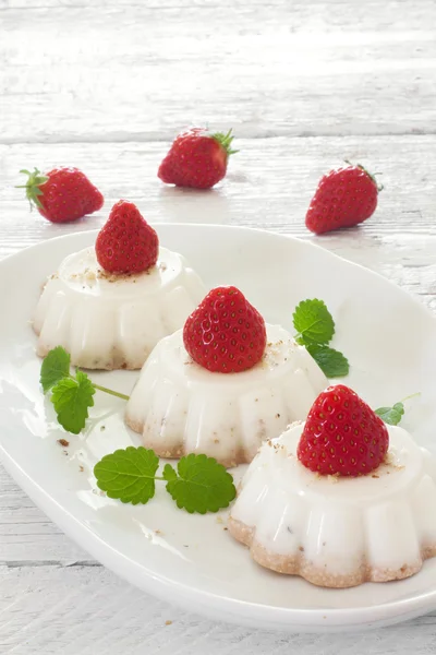 Dessert de gelée à la crème aux fraises — Photo