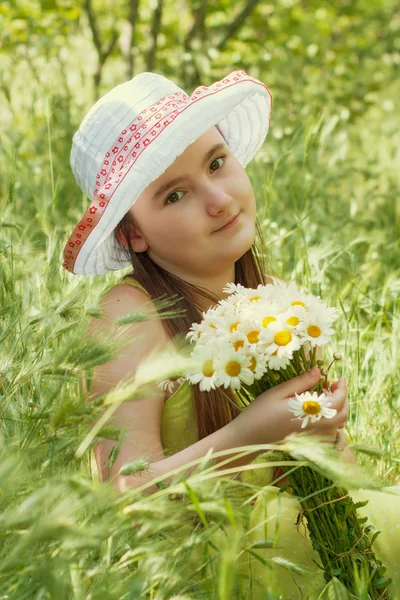 Portret van kind meisje met boeket van madeliefjes — Stockfoto