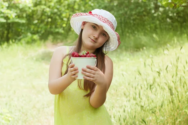 Enfant fille avec seau de fraises — Photo