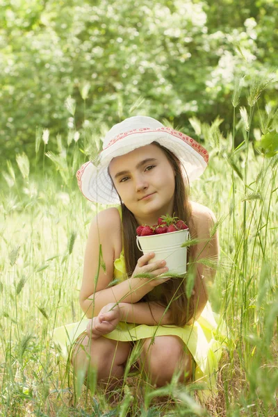 Portret van kind meisje met emmer van aardbeien — Stockfoto