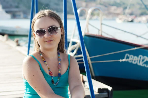 Portrait of kid girl on the pier — Stock Photo, Image