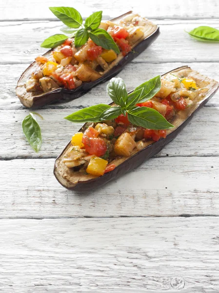 Berinjelas recheadas com queijo e legumes — Fotografia de Stock