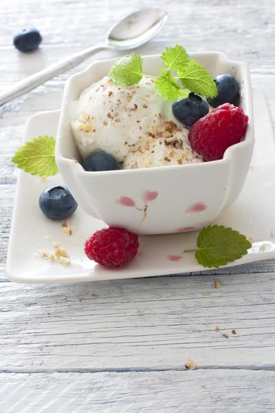 Ванільне морозиво зі свіжими ягодами — стокове фото