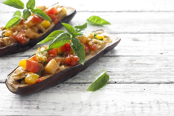 Berinjelas recheadas com queijo e legumes — Fotografia de Stock