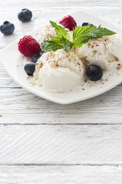 Vanilková zmrzlina s čerstvými bobulemi — Stock fotografie
