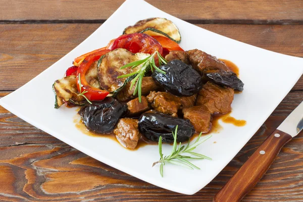 Beef with prunes and vegetables — Stock Photo, Image