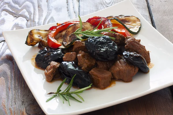 Beef with prunes and vegetables — Stock Photo, Image