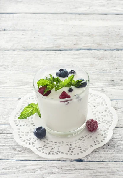 Vanilková zmrzlina s čerstvými bobulemi — Stock fotografie