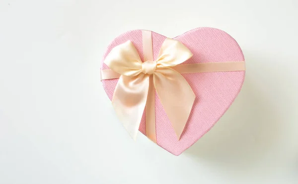 Beautiful Pink Gift Box Silk Bow White Background Flat Lay — Stock Photo, Image