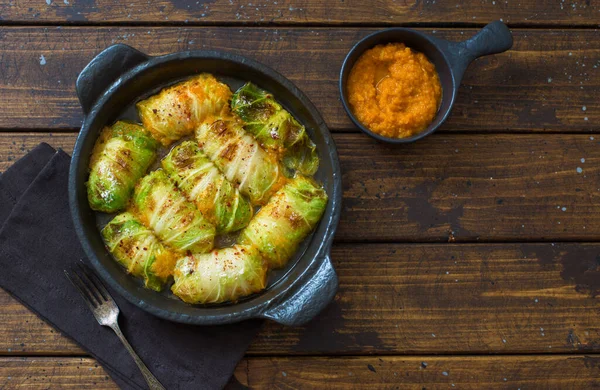 Rollos Col Rellenos Con Arroz Verduras Que Sirven Bandeja Cocina —  Fotos de Stock