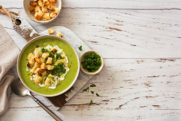 Zuppa Vegetariana Zucchine Broccoli Cremosi Con Crostini Una Ciotola Fondo — Foto Stock