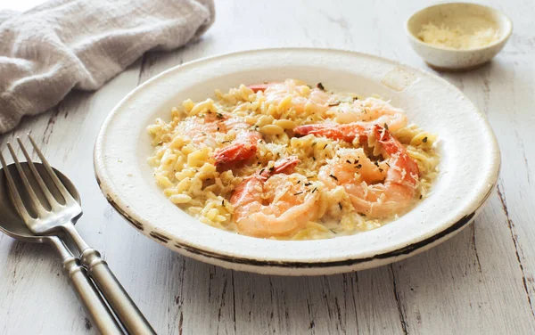 Medelhavet Orzo Pasta Med Räkor Och Grädde Vitlök Sås Närbild — Stockfoto