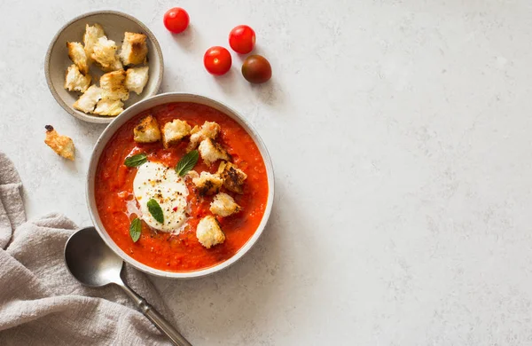 Bowl Supă Roșii Mozzarella Crutoane Fundal Piatră Gri Plat Lay — Fotografie, imagine de stoc