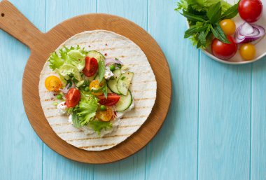 Çiğ sebzeli lahanalı ekmek ve tahta kesim tahtasında krem peynir. Düz yatıyordu. Sağlıklı gıda konsepti