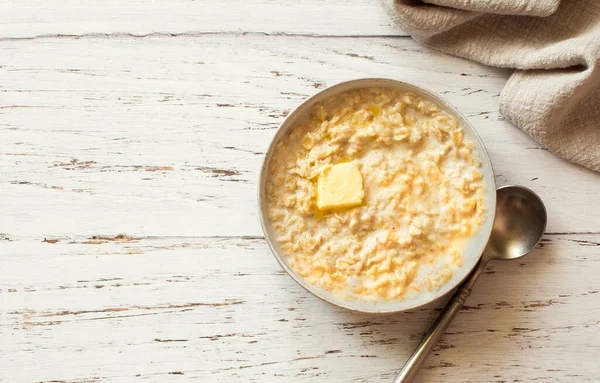 Ciotola Porridge Avena Cotta Con Latte Burro Fondo Legno Bianco — Foto Stock