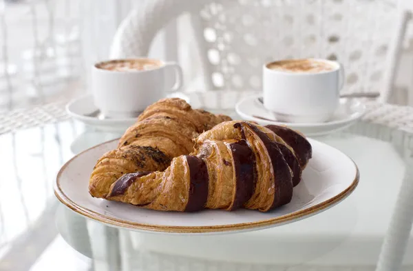 Croissants Chocolat Sur Plaque Blanche Tasses Café Gros Plan — Photo