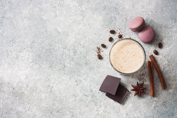 Chocolademelk Drinken Macarons Chocolade Koffiebonen Grijze Stenen Achtergrond Bovenaanzicht Kopieer — Stockfoto