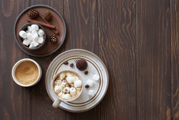 Inverno Ancora Due Tazze Caffè Marshmallow Coni Abete Sfondo Legno — Foto Stock