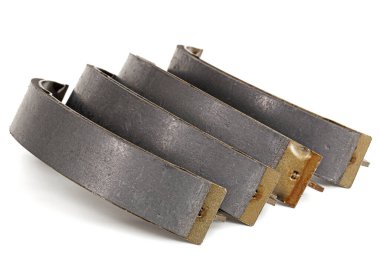 Asbest fren pedleri, araba fren sisteminin yedek parçaları, beyaz arka planda izole edilmiş.