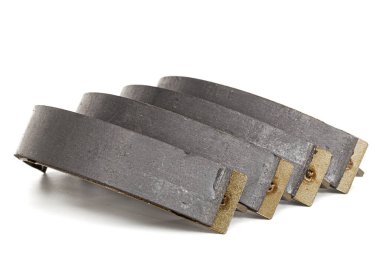 Asbest fren pedleri, araba fren sisteminin yedek parçaları, beyaz arka planda izole edilmiş.