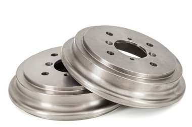 Arka araba fren davulları, beyaz arkaplanda izole edilmiş.