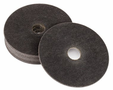 Demir metaller veya endüstriyel çelikler için aşındırıcı kesilmiş tekerlekler, beyaz arka planda izole edilmiş.