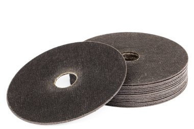 Demir metaller veya endüstriyel çelikler için aşındırıcı kesilmiş tekerlekler, beyaz arka planda izole edilmiş.