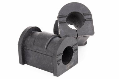 Araba süspansiyon dengeleyicisi için lastik çalılıklar, araba yedek parçaları, beyaz arka planda izole edilmiş.