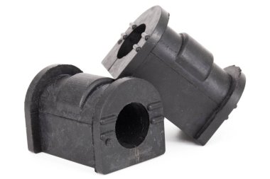 Araba süspansiyon dengeleyicisi için lastik çalılıklar, araba yedek parçaları, beyaz arka planda izole edilmiş.