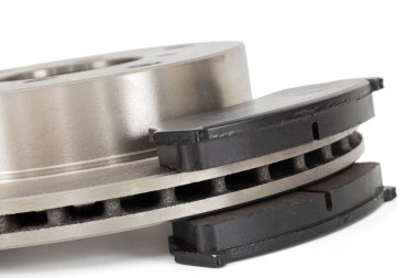 Havalandırılmış araba fren diski ve yastıkları, beyaz arka planda izole edilmiş, beyaz arka planda izole edilmiş.