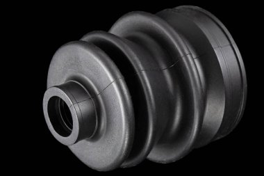 Araba tekerleği menteşesi, CV ekleminde lastik bot, siyah arka planda izole edilmiş.