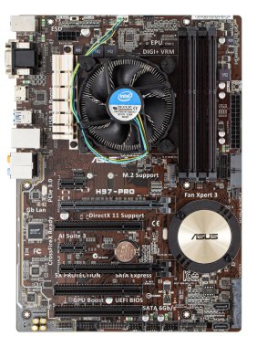 Bilgisayar ana kartı Asus H97-PRO lga 1150, beyaz arka planda izole edilmiş merkezi işlemci vantilatörü var.