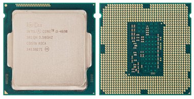 İşlemci İntel Çekirdeği i5-4690 (Merkezi İşlem Birimi) mikroçip, beyaz arkaplanda izole