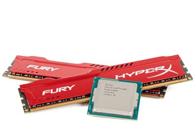 Modern bilgisayarın Rastgele erişim belleği ve merkezi işlem birimi, RAM ve CPU PC, beyaz arkaplanda izole