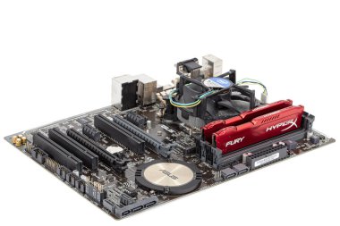 Bilgisayar ana kartı Asus H97-PRO lga 1150, beyaz arka planda izole edilmiş merkezi işlemci fan ve RAM ayraçları ile