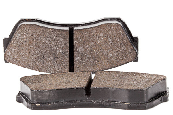 Автомобильные тормозные колодки, изолированные на белом фоне
