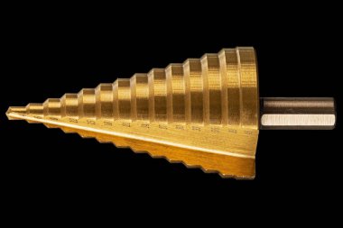 Farklı çaplarda delikler açmak için konik adım matkabı, siyah arkaplanda izole