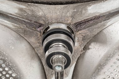 Çamaşır makinesinin variline bilye ve şaft kelepçeleri yerleştiriliyor.