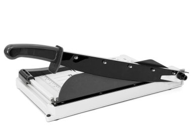 Beyaz arka plan üzerinde izole bir kağıt kesici