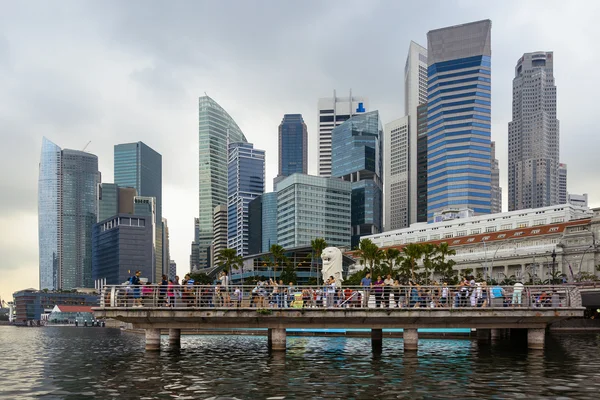 Merlion ve Singapur skycrapers - Stok İmaj