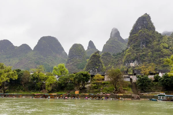 Montañas en el río — Foto de Stock