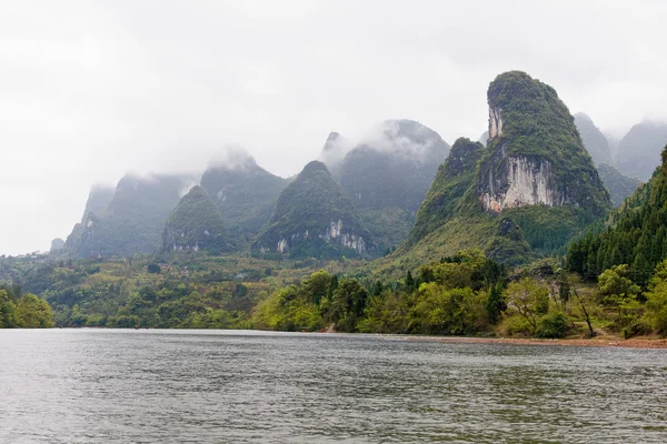 Góry w rzece lijiang — Zdjęcie stockowe