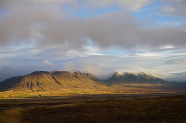 Güneşli ve gölgeli bir dağ manzarası Varmahlid, İzlanda