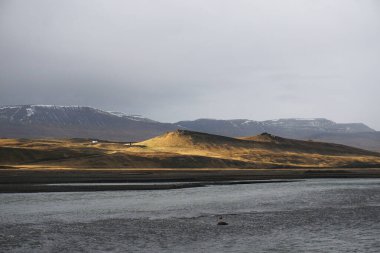 Güneşli ve gölgeli bir dağ manzarası Varmahlid, İzlanda